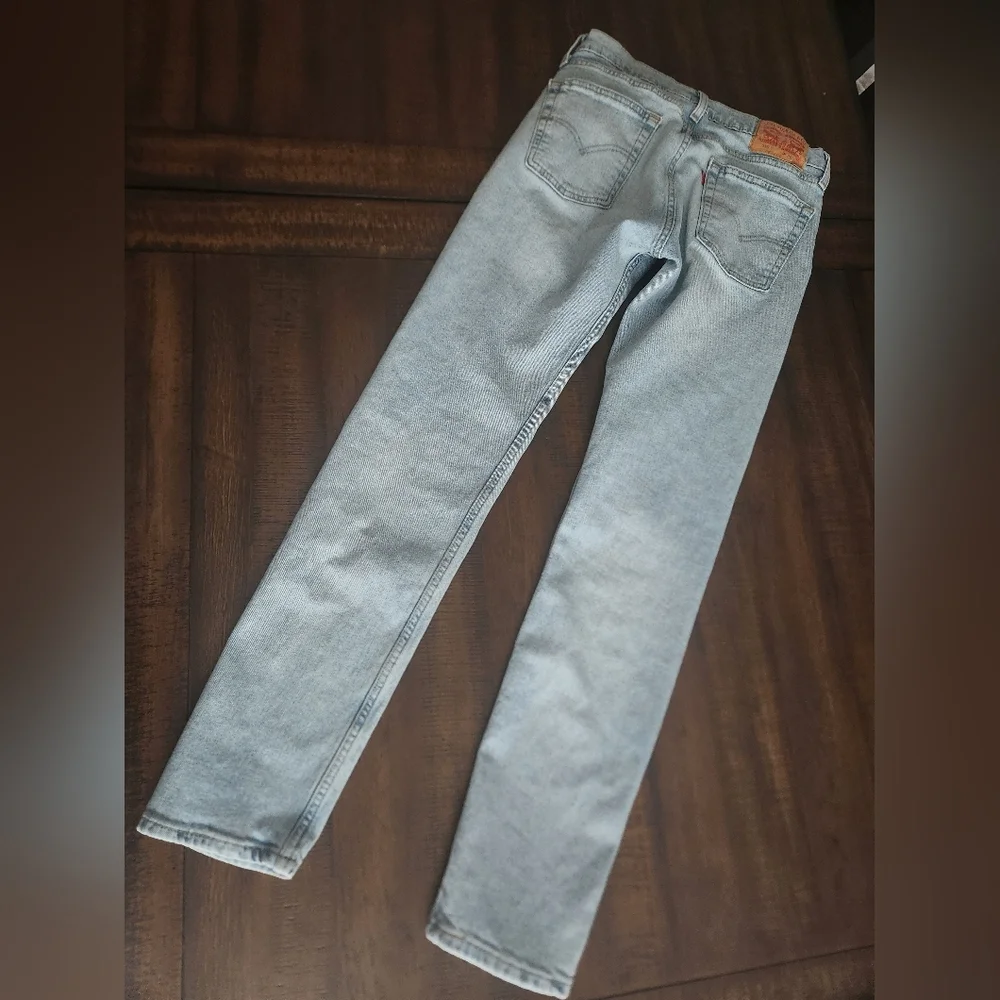 Gorgeous Light Wash Levi's Straight W28 L32